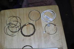 lot 453 image: Lot of (5) Womens Bracelets