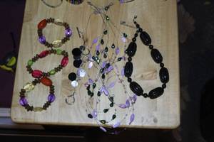 lot 464 image: Lot of (7) Womens Jewelry - Necklaces (x3), Bracelets (x4)