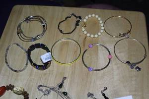 lot 463 image: Lot of (9) Womens Bracelets
