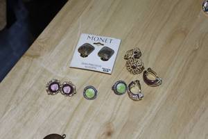lot 466 image: Lot of (5) Womens Clip-On Earring Sets