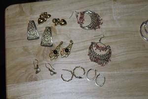 lot 470 image: Lot of (7) Womens Earring Sets