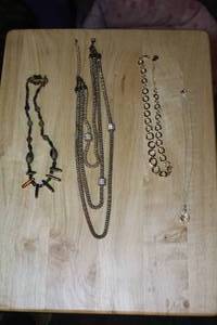 lot 472 image: Lot of (4) Womens Necklaces