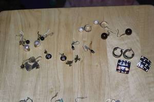 lot 475 image: Lot of (9) Womens Earring Sets