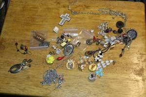 lot 480 image: Lot of  Womens Mismatched Earrings and more jewelry