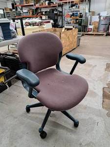 lot 747 image: Vintage Rolling Office Arm Chair