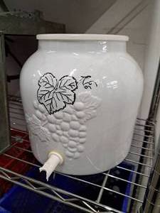lot 785 image: Vintage Wine Pot