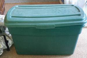 lot 248 image: Rubbermaid Hinged Cover Tote with contents.