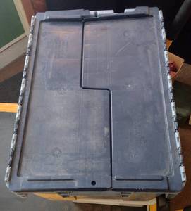 lot 252 image: Split Cover Hinged Tote with Contents.