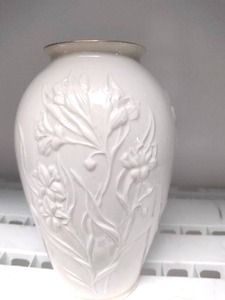 lot 279 image: Lenox Vase with Gold Trim