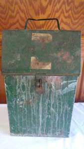 lot 338 image: Vintage Brush Holder Organizer.