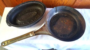 lot 347 image: 12 inch Aluminum Fry Pan and Enamel Roaster.