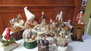 lot 357 image: Music Boxes Galore Snow Globes.