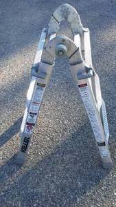 lot 642 image: Keller Telescoping KMT-13 Ladder.