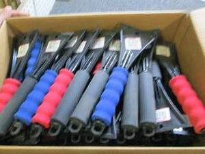 lot 186 image: box of new ice scrapers ...