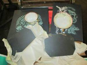 lot 413 image: box of home decor and more ...