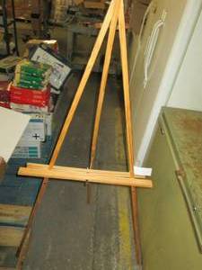 lot 515 image: Box with display tripod and foam sh...