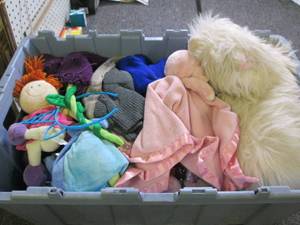 lot 538 image: tote of kids blankets toys and a hp...