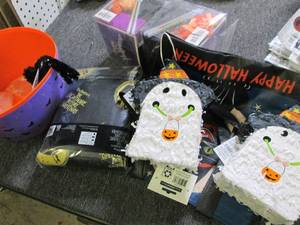lot 569 image: lot of halloween items ...
