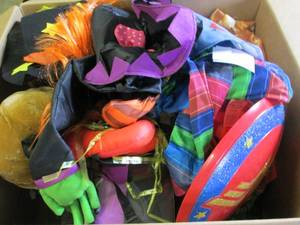 lot 575 image: box of halloween misc please see pi...