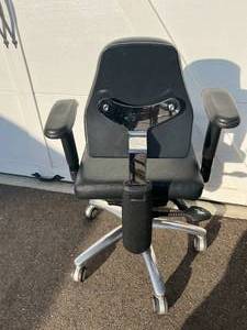 lot 14 image: Office Chair