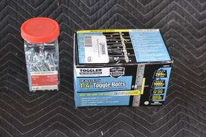lot 129 image: Heavy Duty 14 toggle bolts & Zach Electronics Screws