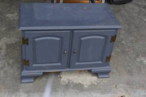 lot 204 image: Harbor House 1127 locking display cabinet