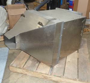 lot 2 image: Box feederhopper