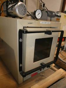 lot 29 image: Lowtemp oven with vacuum pump