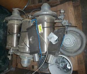 lot 107 image: Pallet of feeders and slide gates