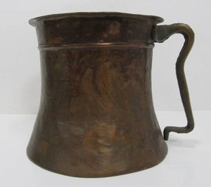 lot 9 image: LARGE Antique Hammered Copper Drinking Mug 