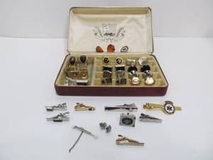 lot 14 image: Estate Dresser Box of Vintage Mens Accessories Cufflinks etc