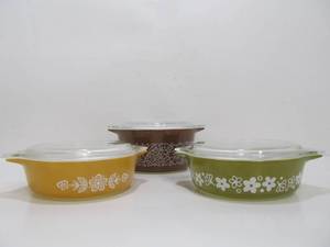 lot 15 image: 3 Vintage PYREX Cooking Dishes wLids