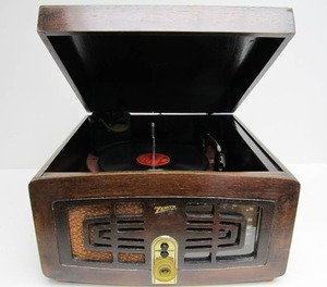 lot 135 image: Vintage ZENITH Model 5R086 Tube Radio & Record Player