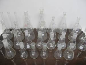 lot 137 image: LARGE Lot of Scientific Lab Glass Beakers etc
