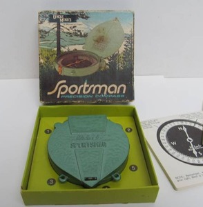 lot 154 image: Vintage Uncle Mikes SPORTSMAN Metal Compass wBox