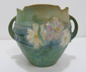 lot 162 image: Excellent Old Vintage ROSEVILLE Art Pottery Handles Vase