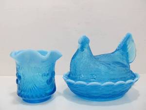 lot 174 image: Vintage Mosser Glass Vase & Rooster Basket