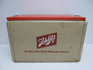 lot 89 image: Vintage 1950s SCHLITZ Embossed Advertising Beer Cooler