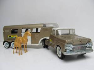 lot 95 image: Nice Condition Vintage NYLINT No. 6300 Thoroughbred Farms Horse Van