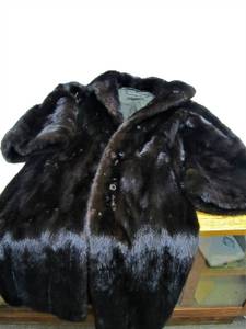 lot 104 image: Vintage Genuine Mink Ladies Fur Coat 