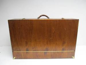 lot 105 image: Large Vintage Dovetailed Wood Portable Carpenters Tool Chest