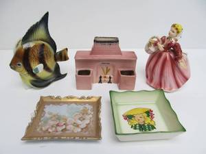 lot 63 image: Nice Lot of 1950s era Porcelain Wall Pockets Bud Vases etc