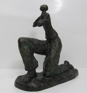 lot 264 image: Alice Heath Austin Productions Man Proposing Expressionistic Sculpture Signed 12