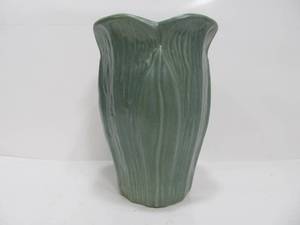 lot 266 image: Vintage Haeger Matte Grey Green Raised Leaf Design Art Pottery Vase 9