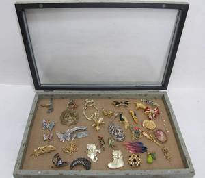 lot 208 image: Display Case wVintage Brooches 
