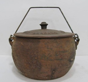 lot 210 image: Vintage Alabama Pipe Company Cast Iron Lidded Pot