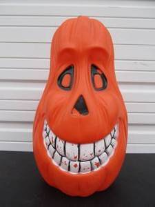 lot 222 image: 22 Spooky Jack-o-Lantern Blowmold Lawn Decoration