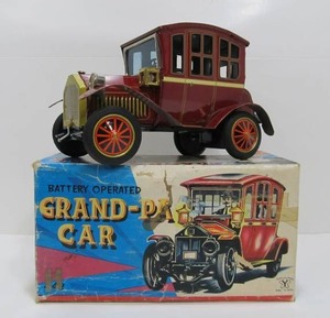 lot 231 image: Excellent Vintage Japanese Tin Battery-Op Toy Grand-Pa Car