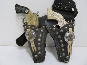 lot 241 image: Awesome Vintage Set of Wyandotte HOPALONG CASSIDY Western Cap Pistols & Gun Belt 