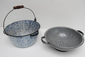 lot 315 image: 2 Nice Old Vintage GraniteEnamelware Items